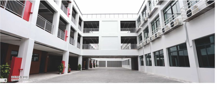 Patio de una escuela modular de tres pisos