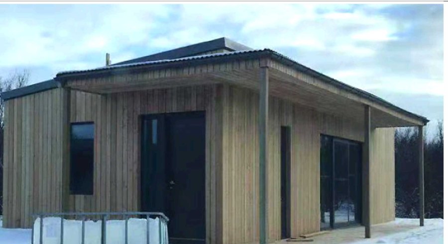 Villa modular revestida de madera en la nieve en Islandia